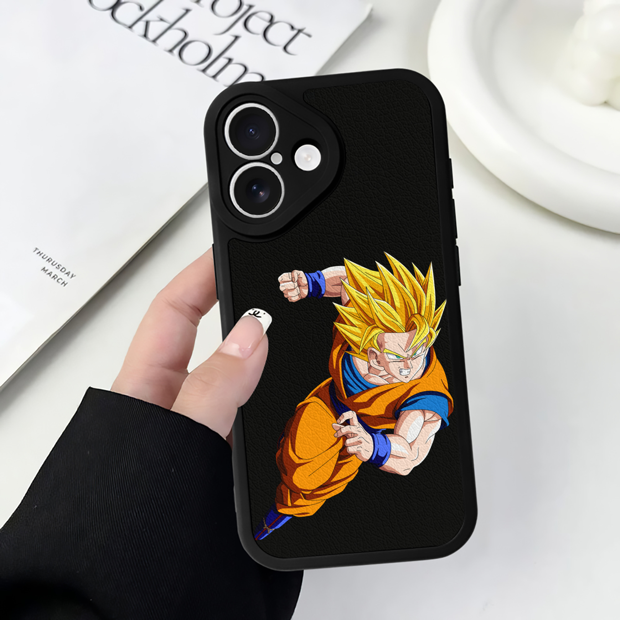 （画像用） ドラゴンボール 孫悟空（そん ごくう）Son Goku カカロット DRAGON BALL Kakarotto 【iPhone 16シリーズ対応】シリコンスマホケース（レザー調） 材質：シリコン